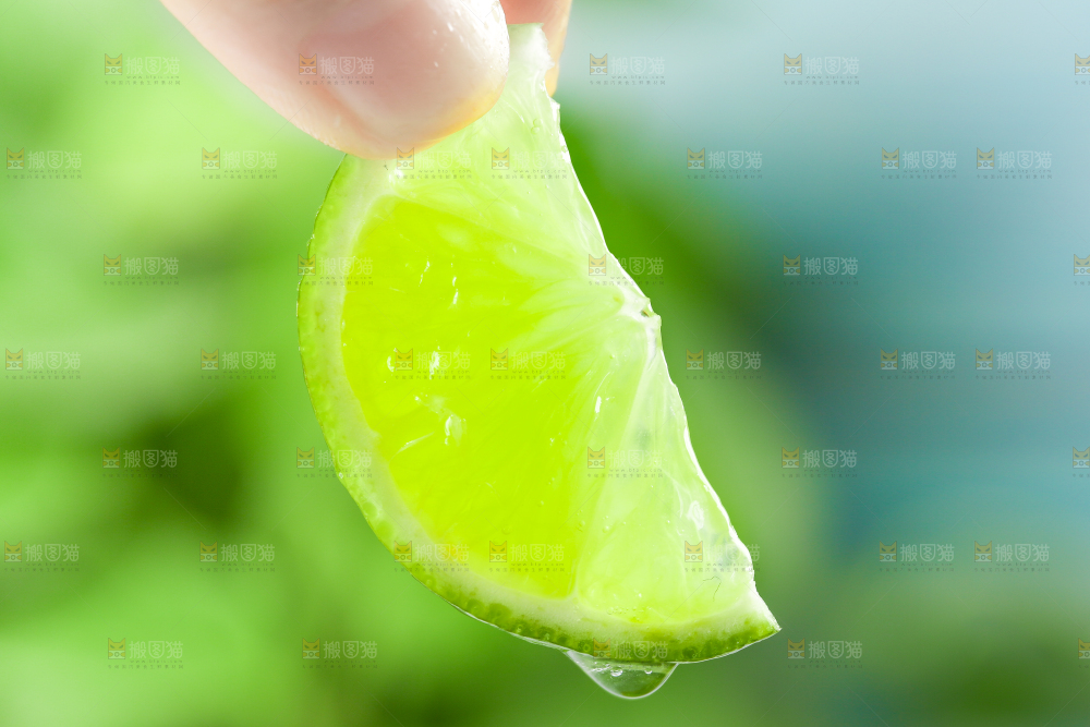 手上拿着无籽青柠檬