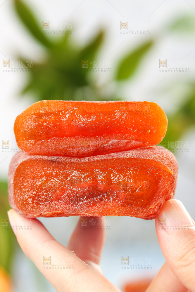 手上拿着流心柿饼