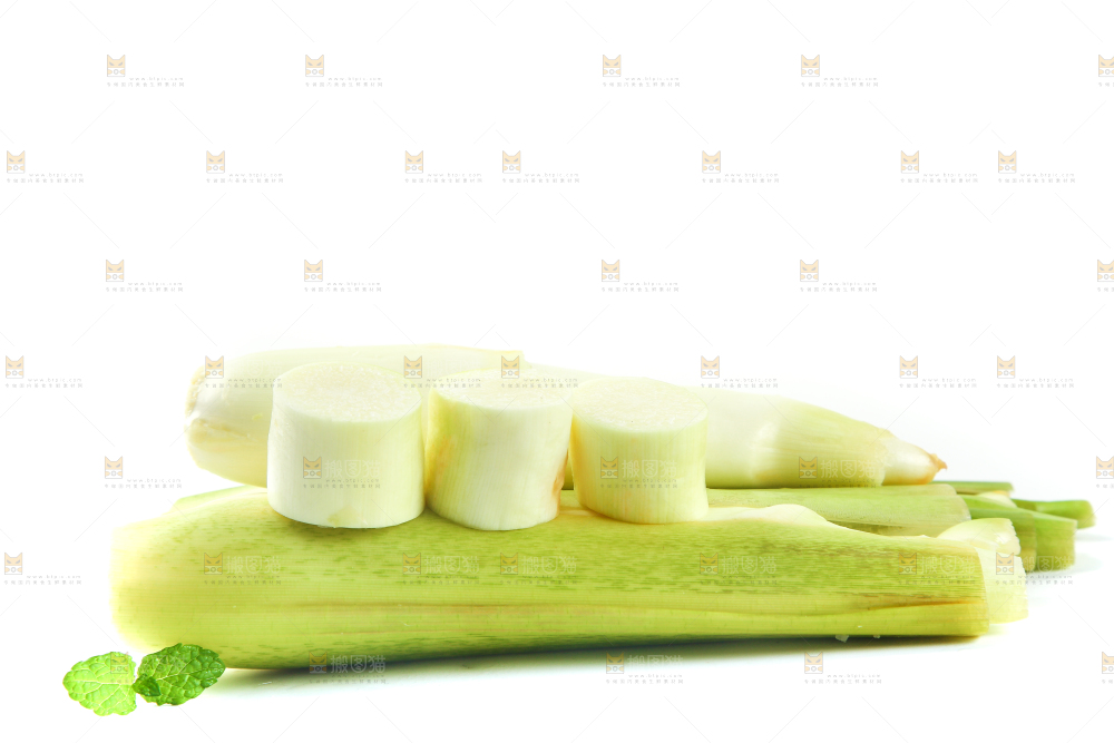 白底上放着一堆湖北新鲜茭白