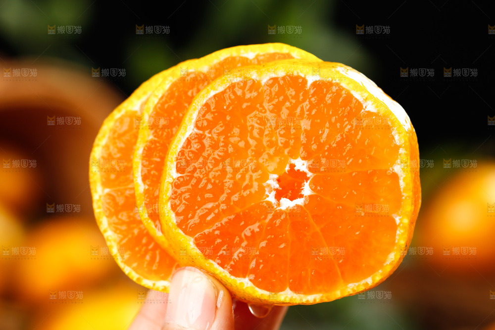 手上拿着小蜜橘果肉