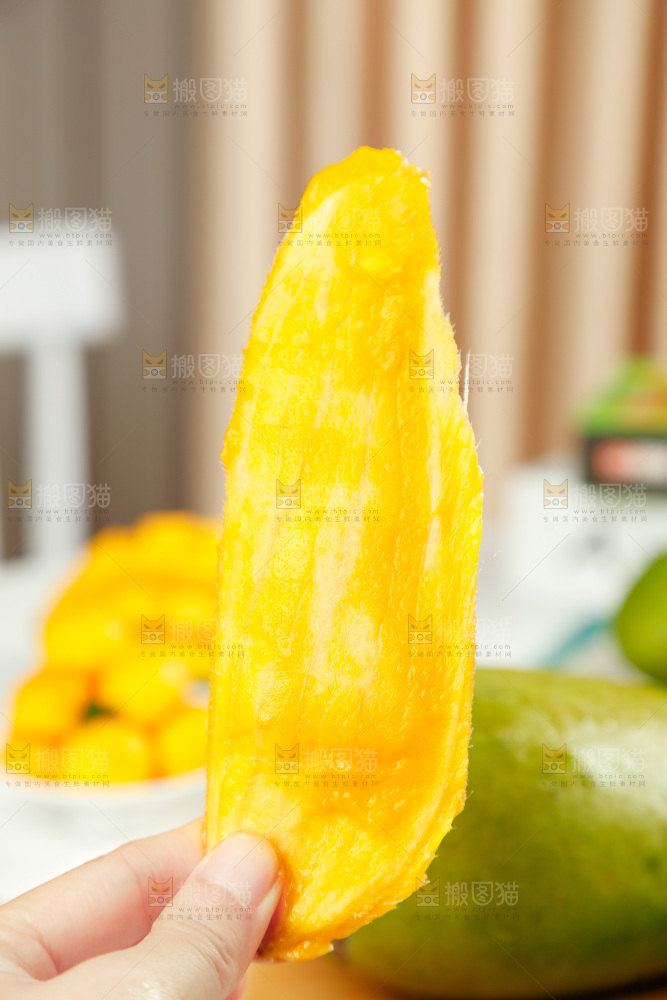 手上拿着芒果核