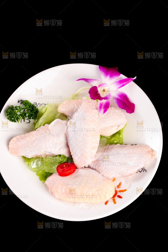 黑底上一盘冷冻的鸡中翅