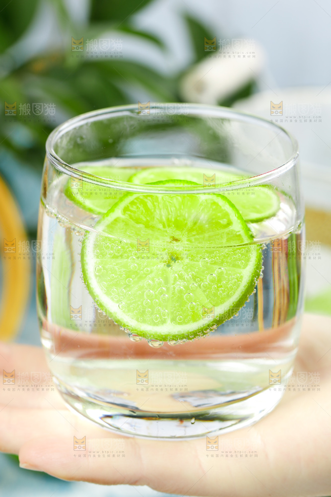 手上端着一杯柠檬水