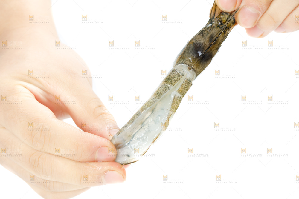 手上拿着对虾
