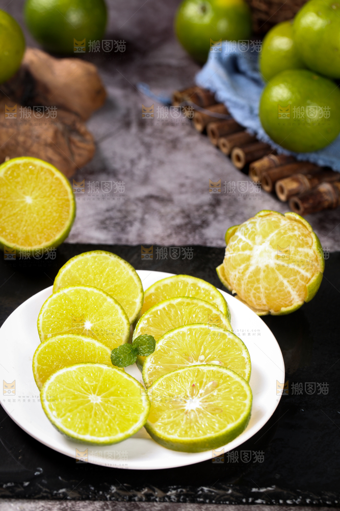 黑底上一盘切块的皇帝柑果肉