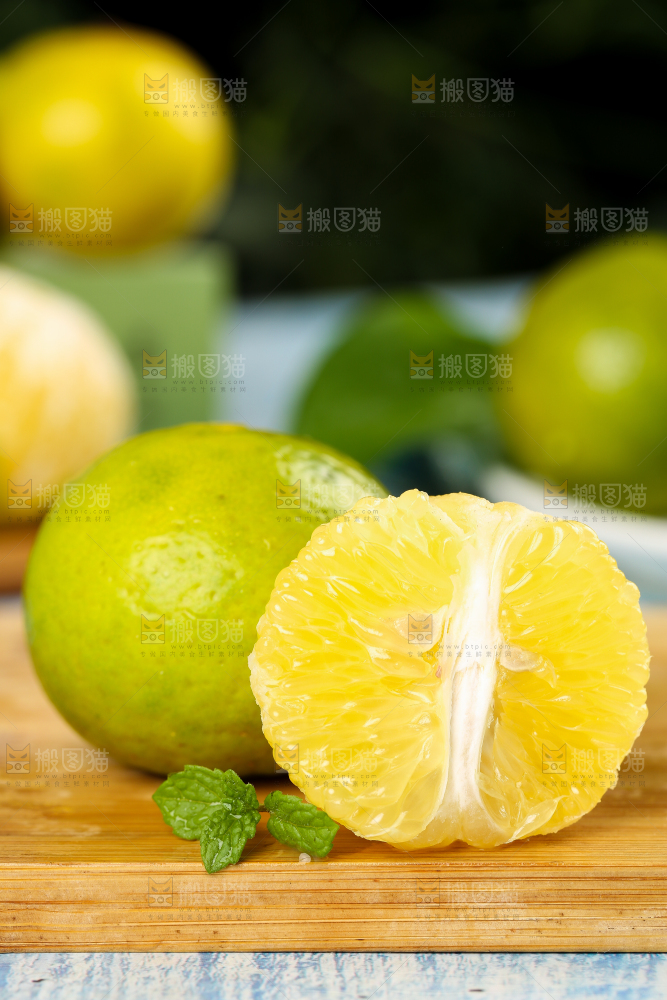 木板上放着皇帝柑和贡柑果肉