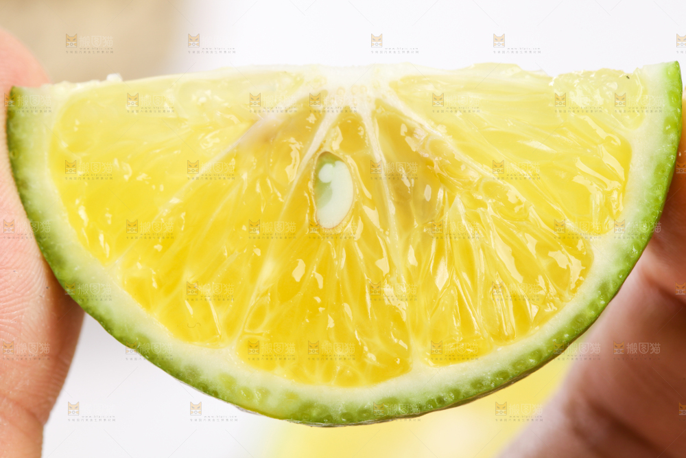 手上拿着贡柑