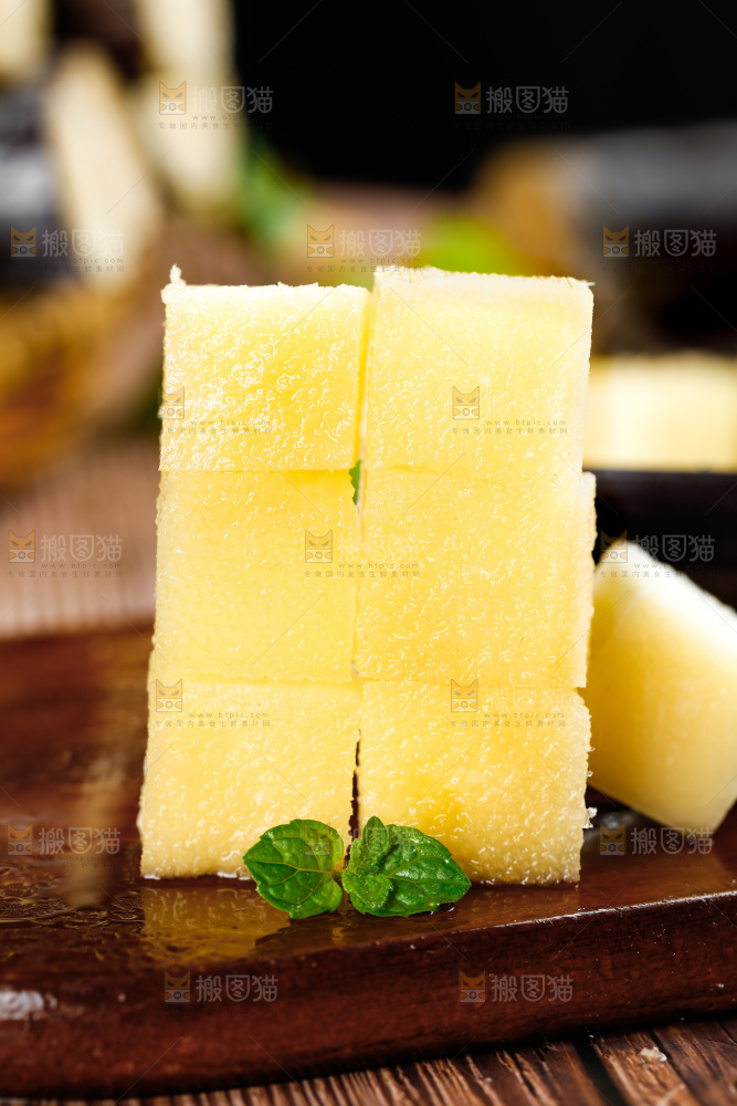 木板上切块的甜甘蔗