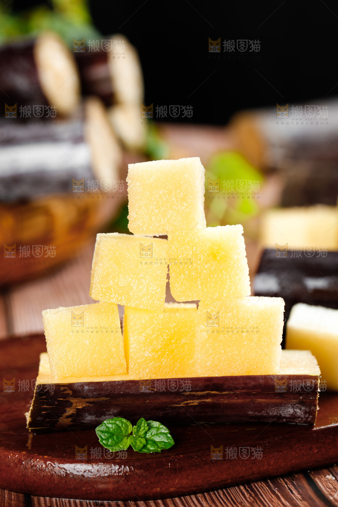 木板上切块的甜甘蔗