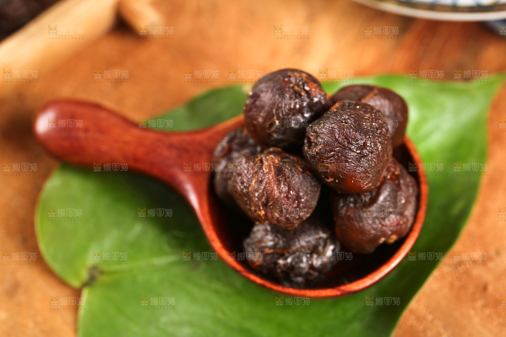 勺子上挖着桂圆果肉