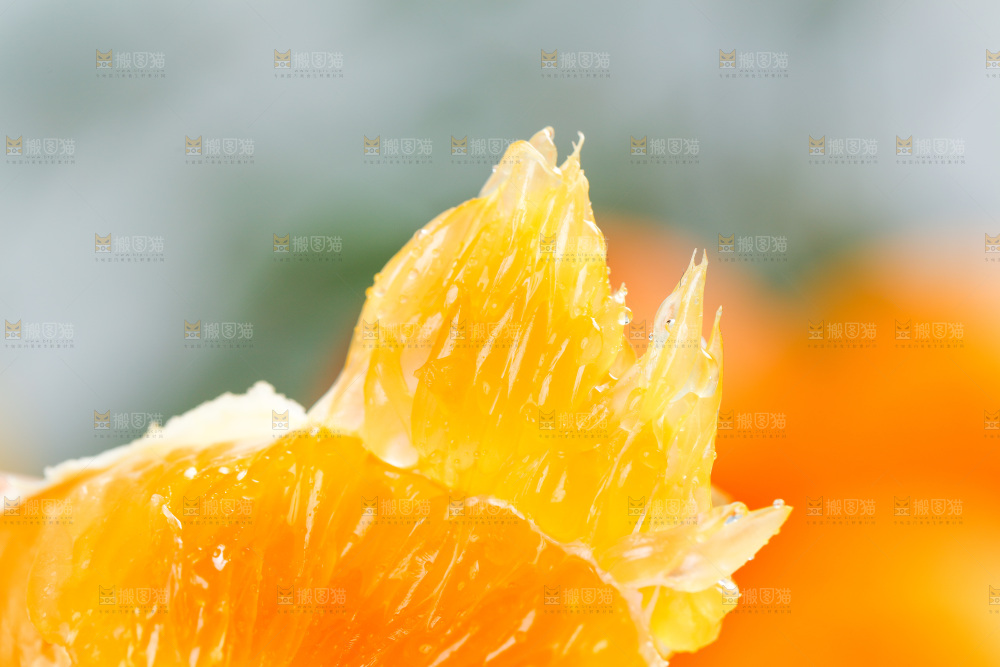 撕开皮的橙子果肉