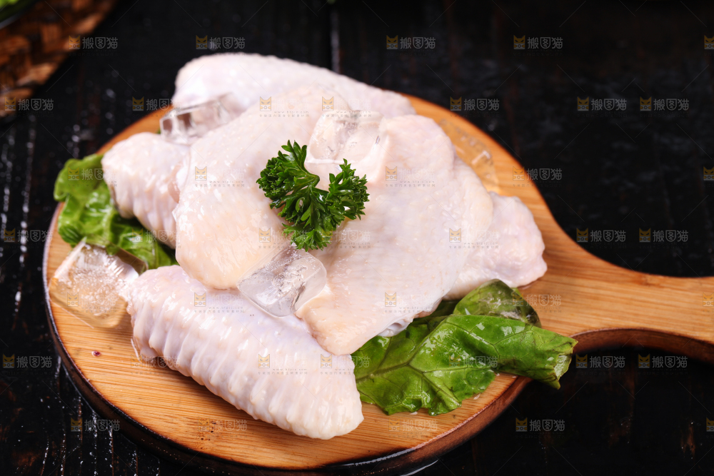 木板上一堆新鲜鸡翅中