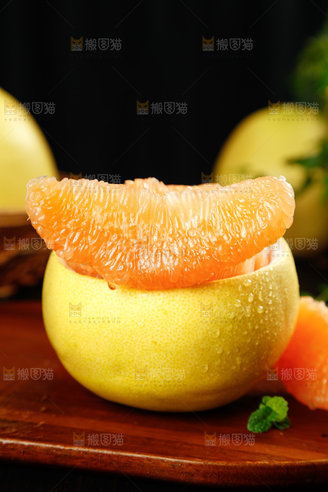 木板上放着黄金蜜柚