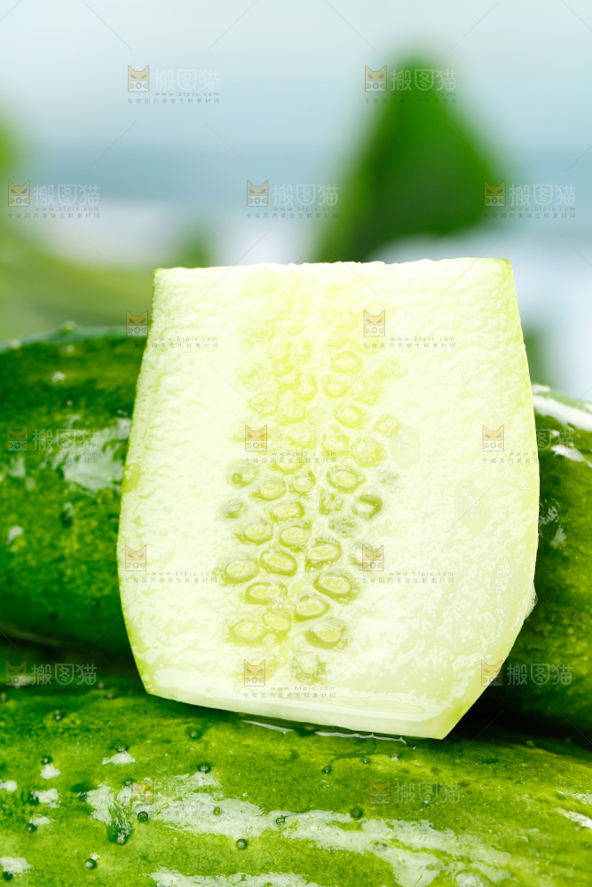 碟子里放着小黄瓜