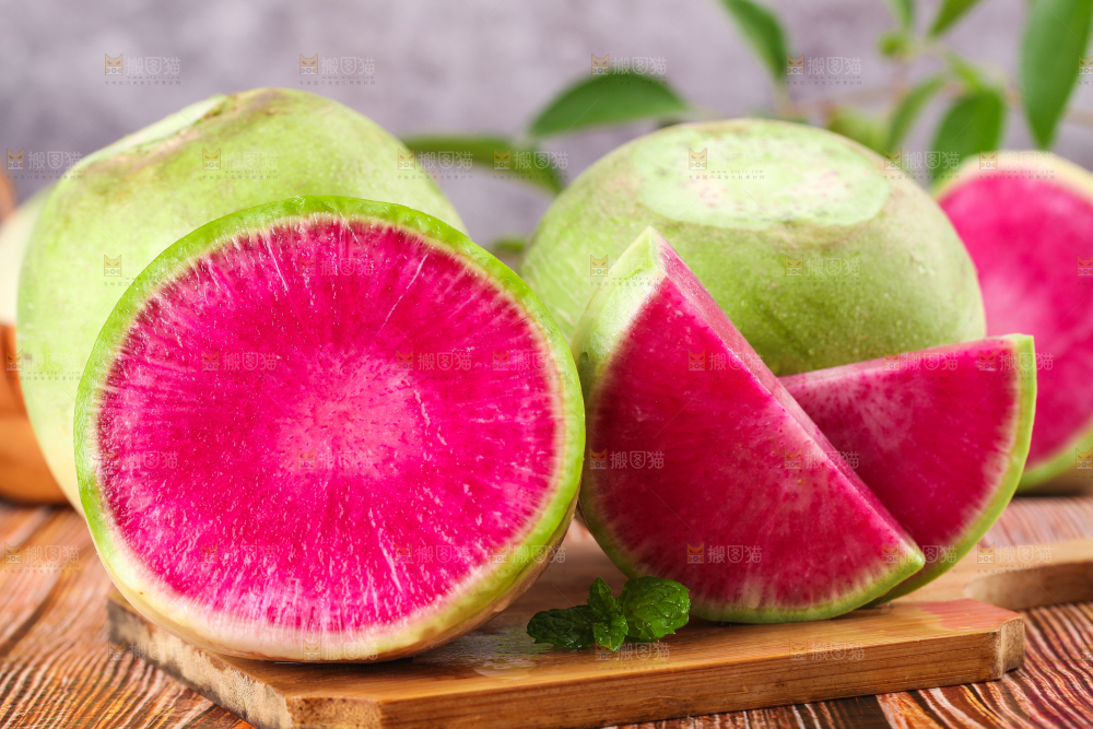 木底上放着红心萝卜