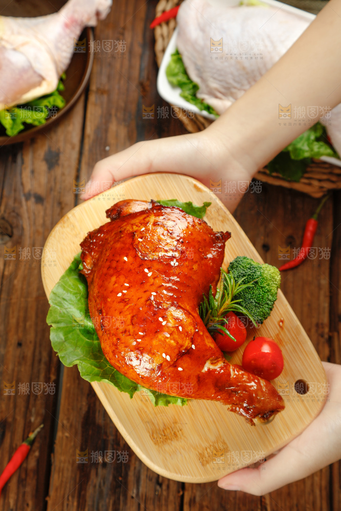 碟子里放着着蜜汁鸡腿