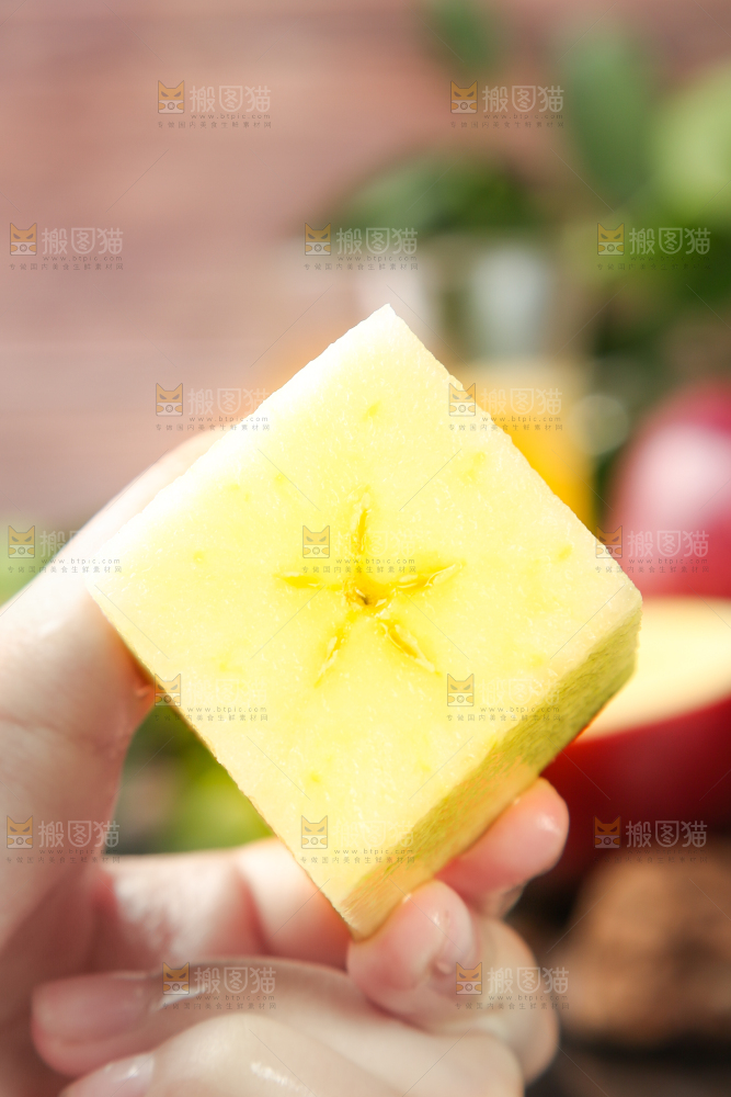 手里拿着切片的苹果