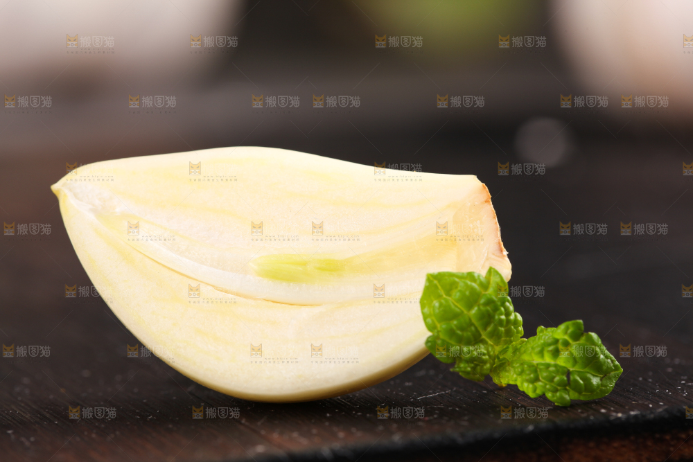 深底上放着剥皮的大蒜