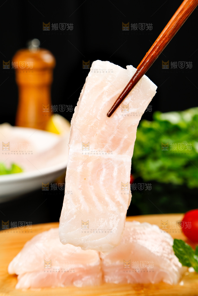 木碟子上放着巴沙鱼