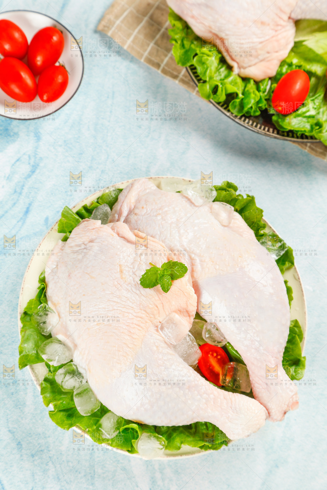 盘子里装着鸡腿