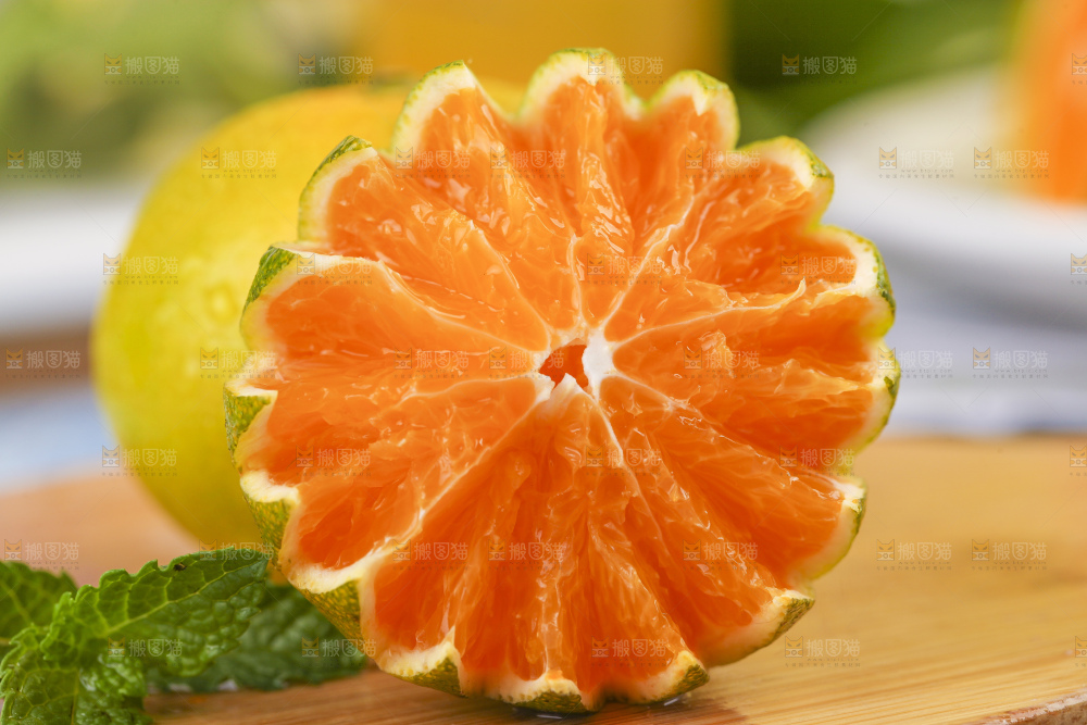 木板上放着蜜桔