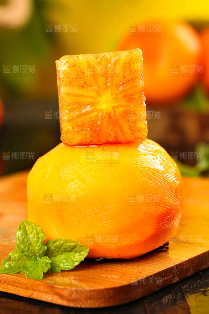 木底上摆放着脆柿