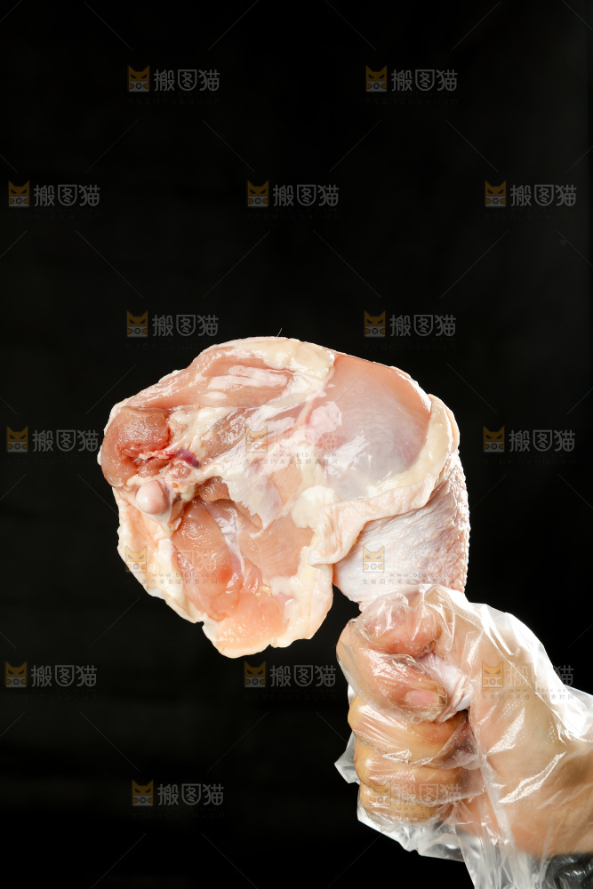 手里拿着大鸡腿