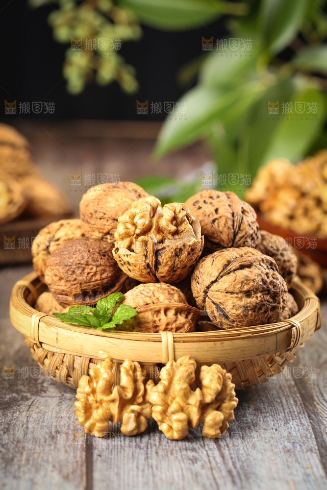 篮子里装着大核桃