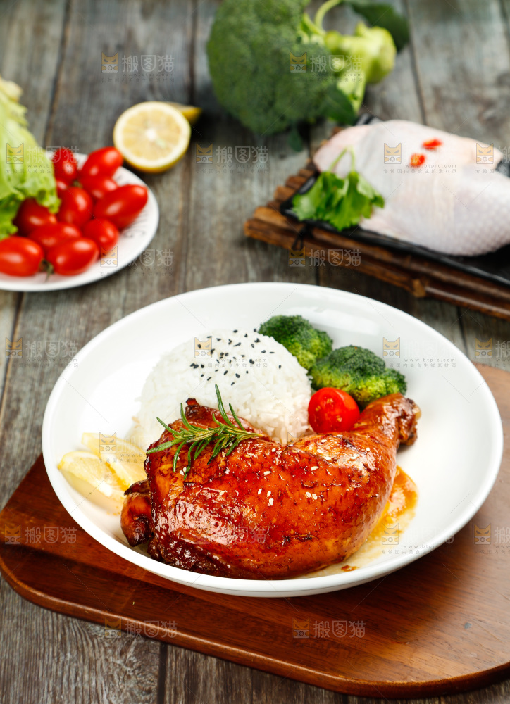 盘子里放着鸡腿盖饭