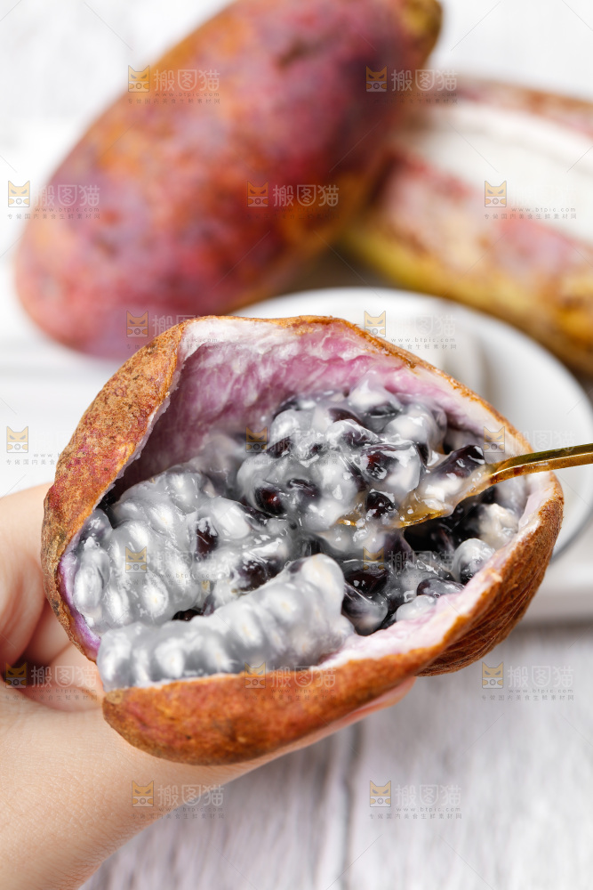 手里拿着八月炸