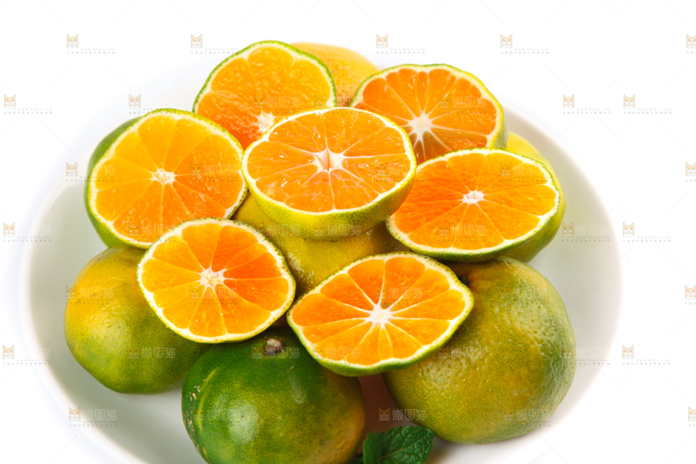 盘子里装着青皮蜜桔