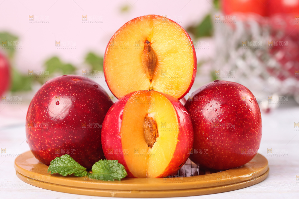 盘子上放着甜李子