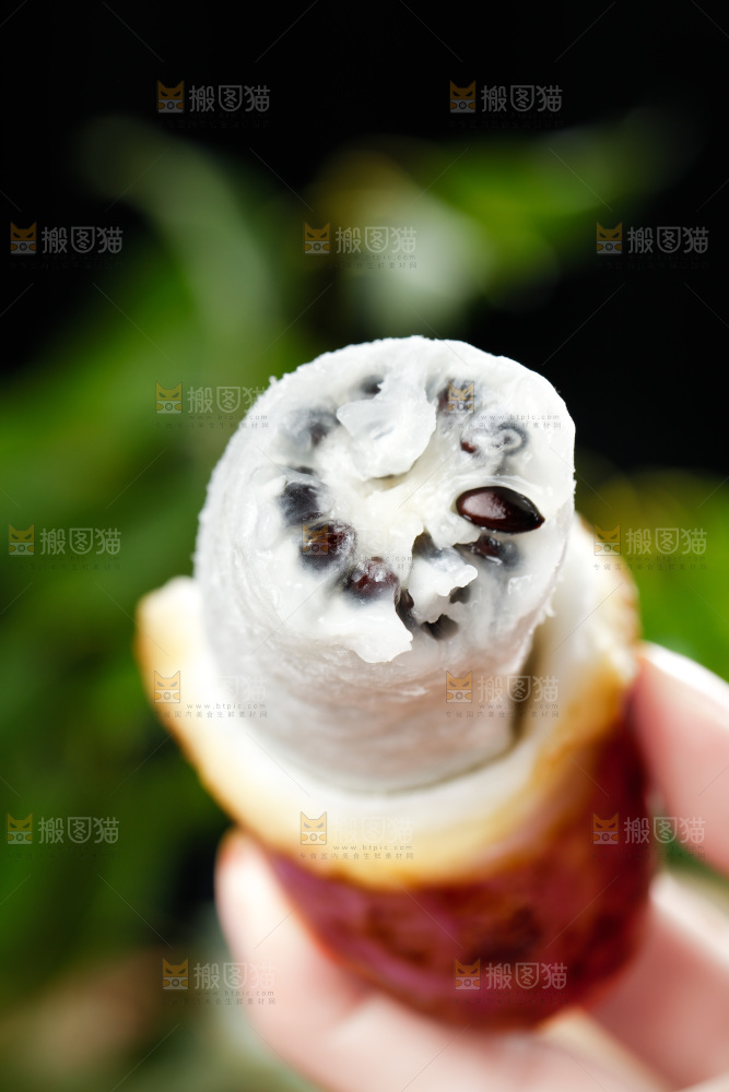 手里拿着八月瓜