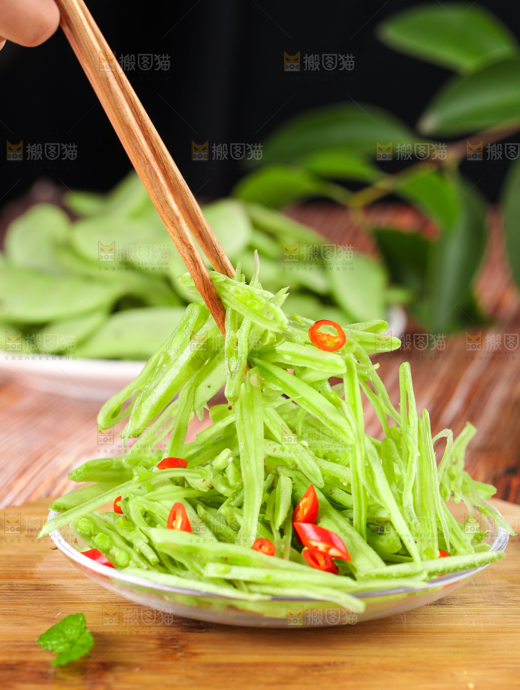 碟子里装着切丝的扁豆