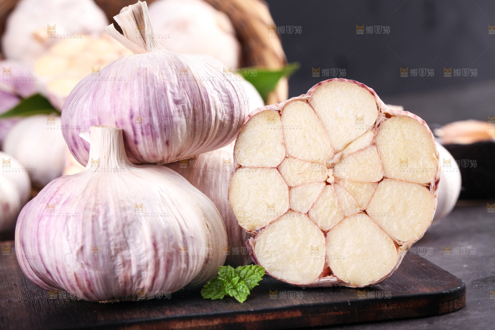 黑底上摆放着干大蒜