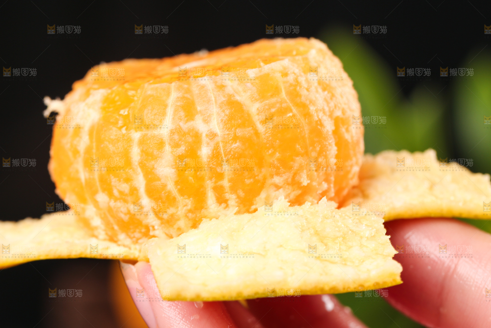 手里拿着芦柑