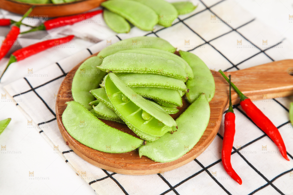格子底上摆放着扁豆角