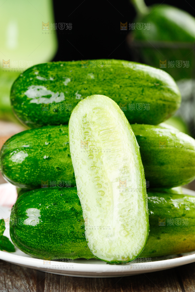 盘子里放着黄瓜