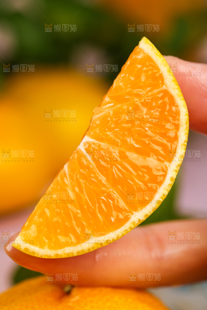 手里拿着芦柑