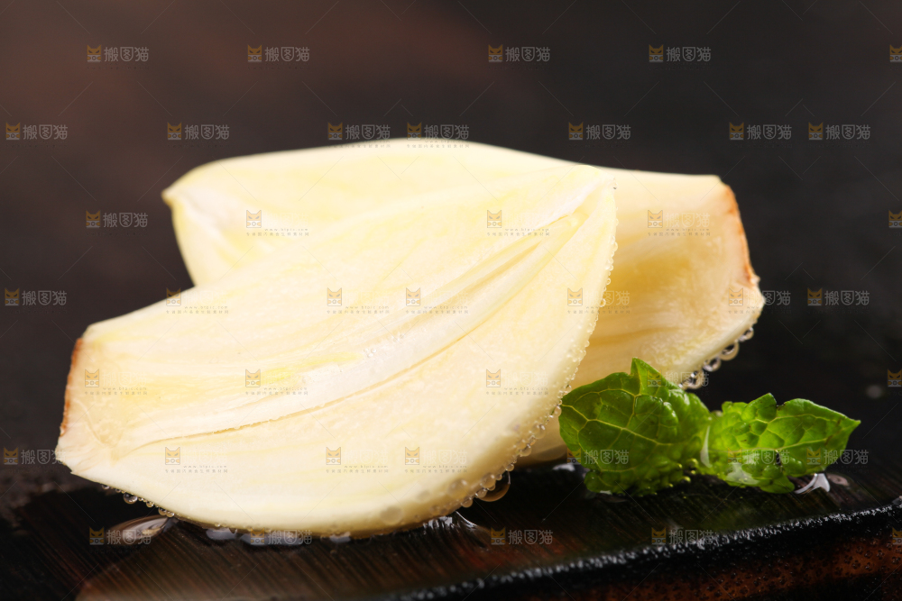 深底上放着剥皮的大蒜