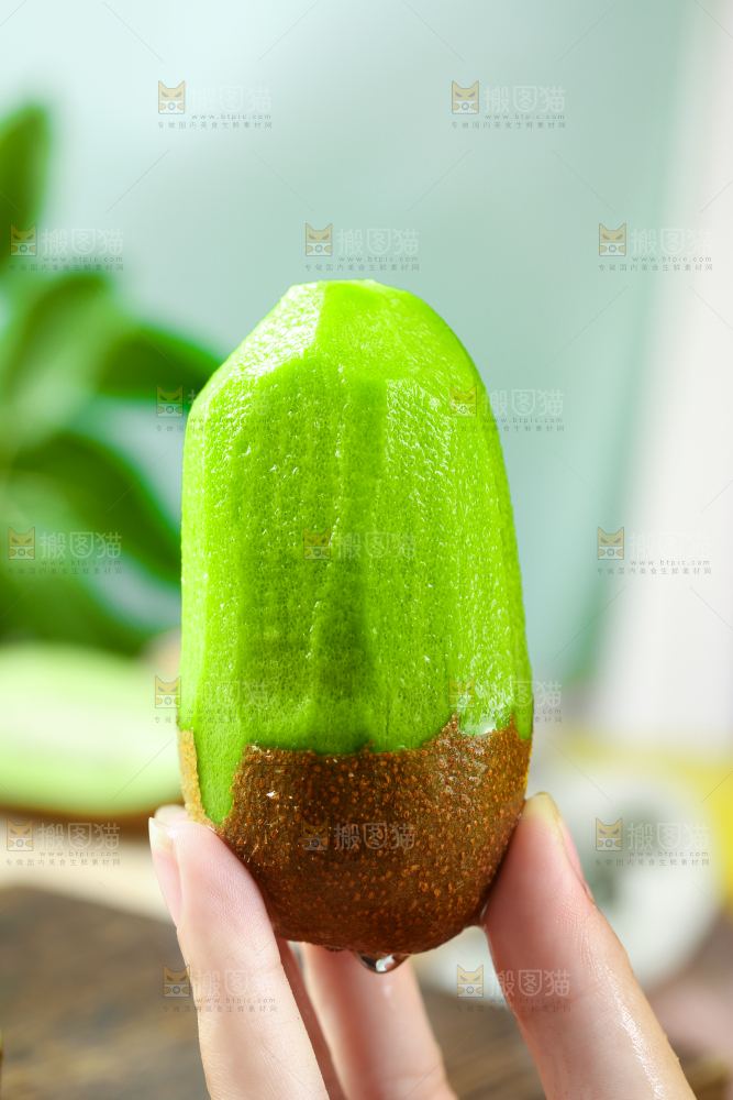 手里拿着奇异果