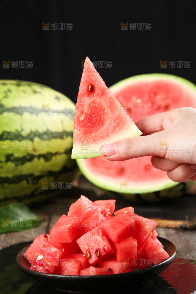 手里拿着冰糖西瓜