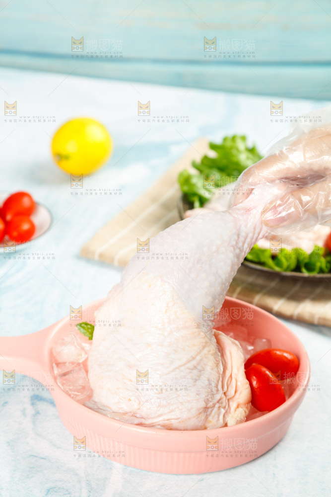 手里拿着鸡腿