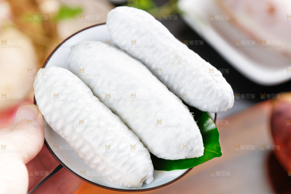 碟子里放着剥皮的八月瓜