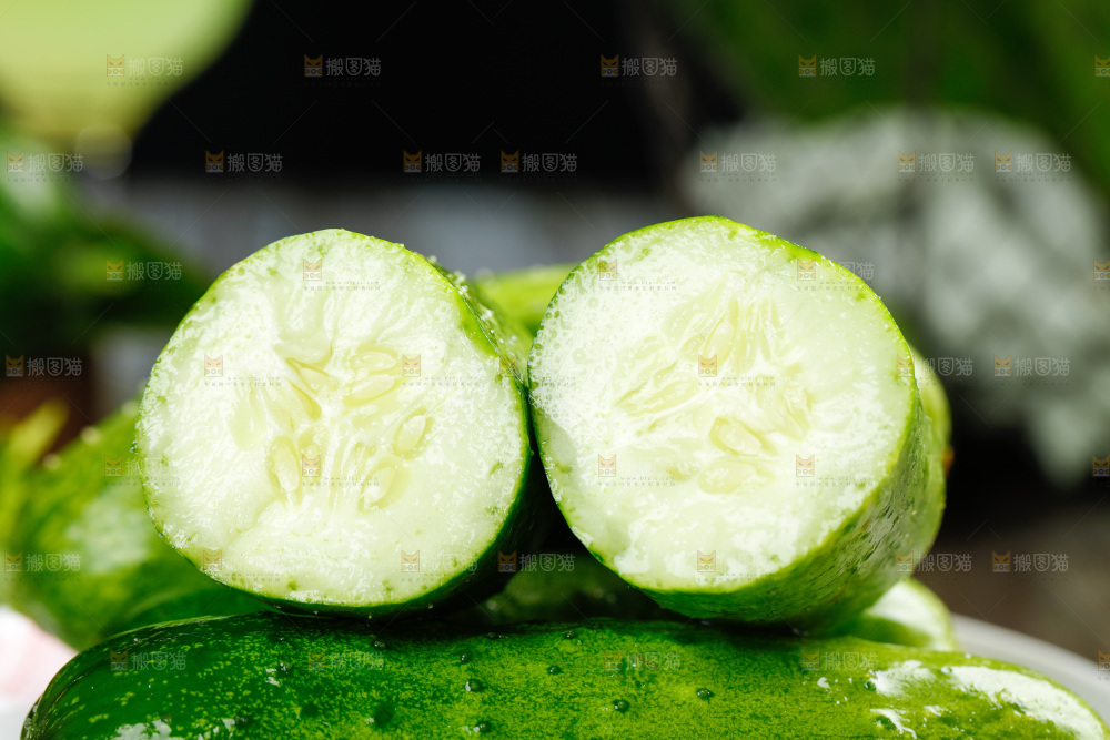 盘子里放着黄瓜