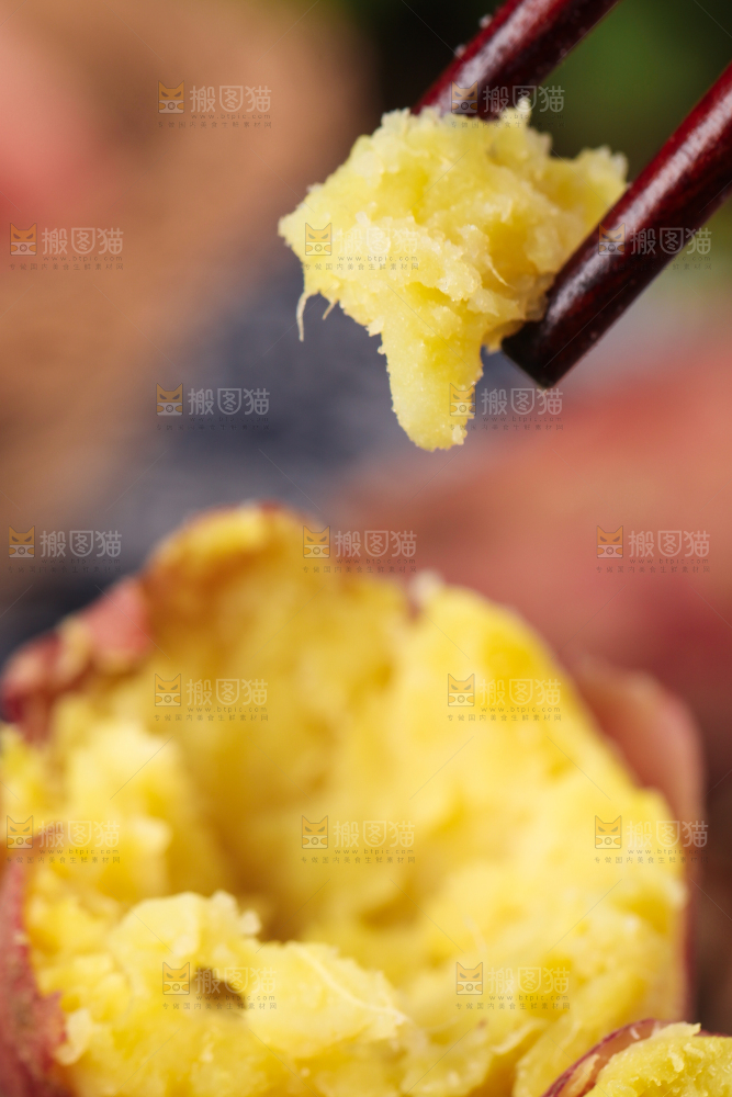 筷子夹着栗蜜薯