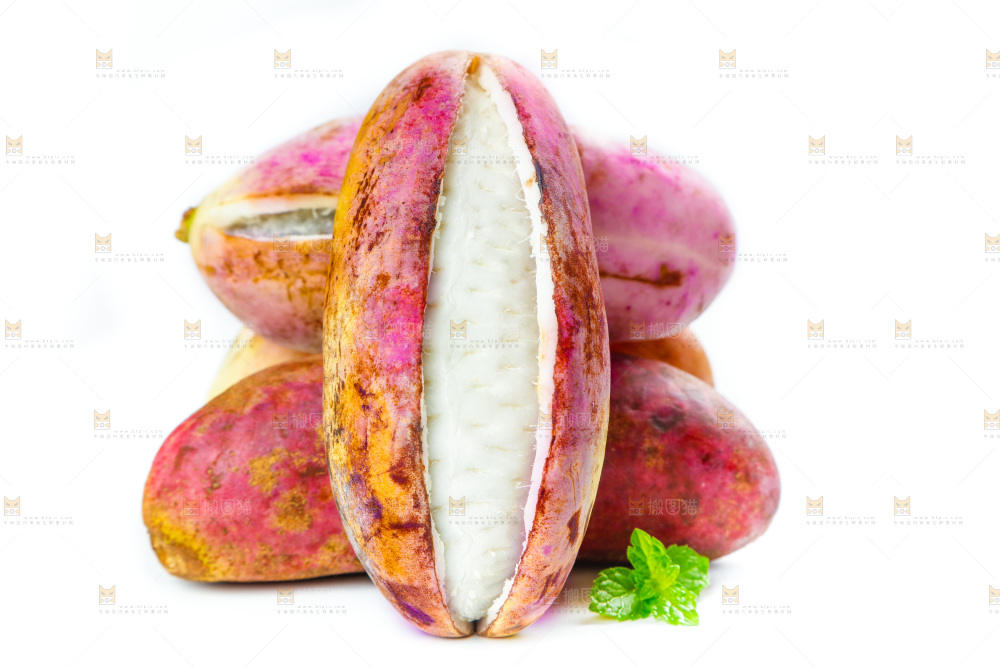 白底上摆放着八月果