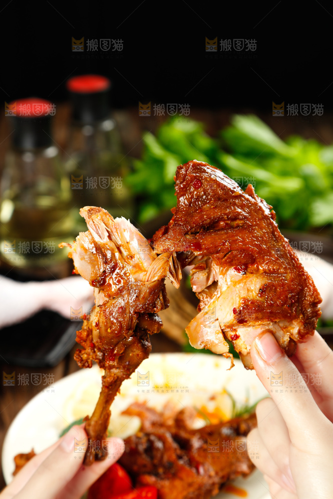 手里拿着红烧鸡腿