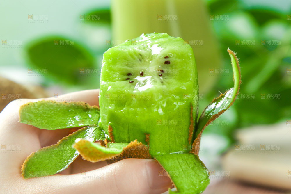手里拿着奇异果