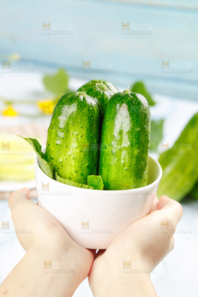 手里拿着黄瓜